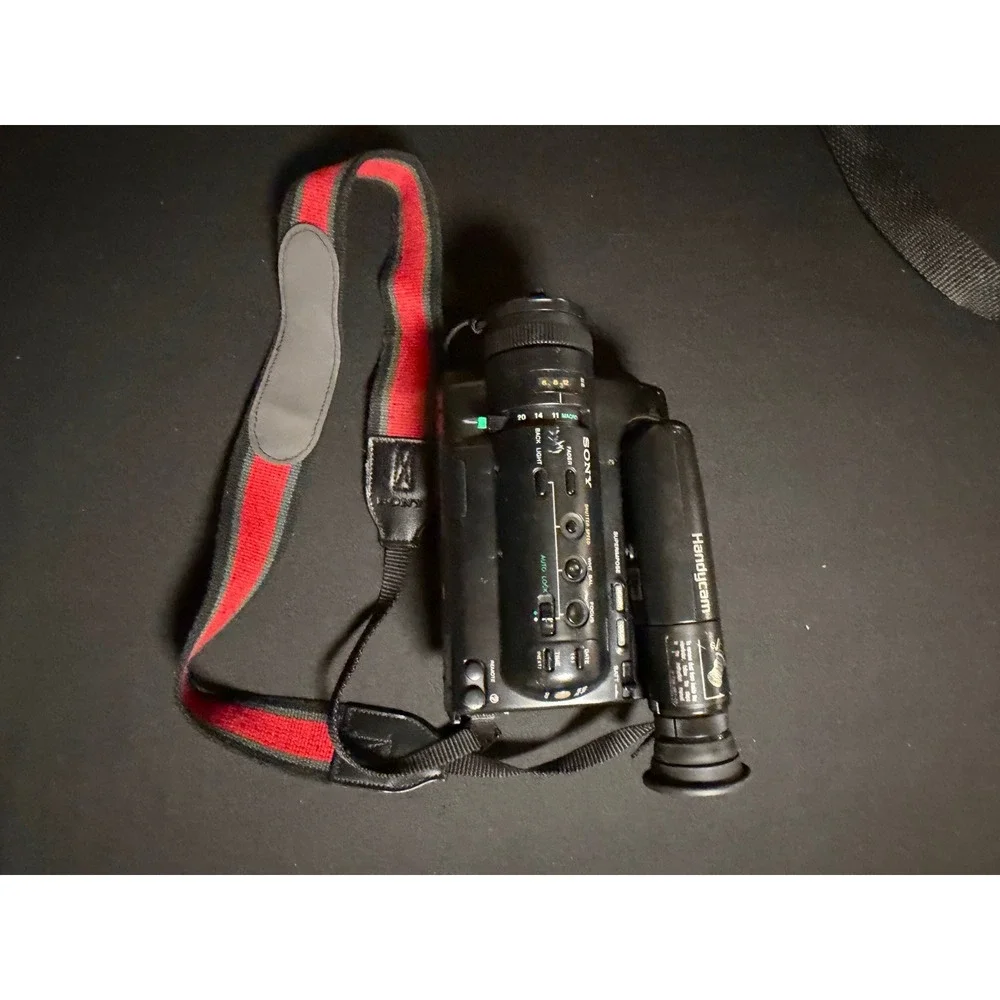Sony CCD-TR5 Video8 Handycam Camcorder Bundle Powers On w/ Charger Batteries Cas